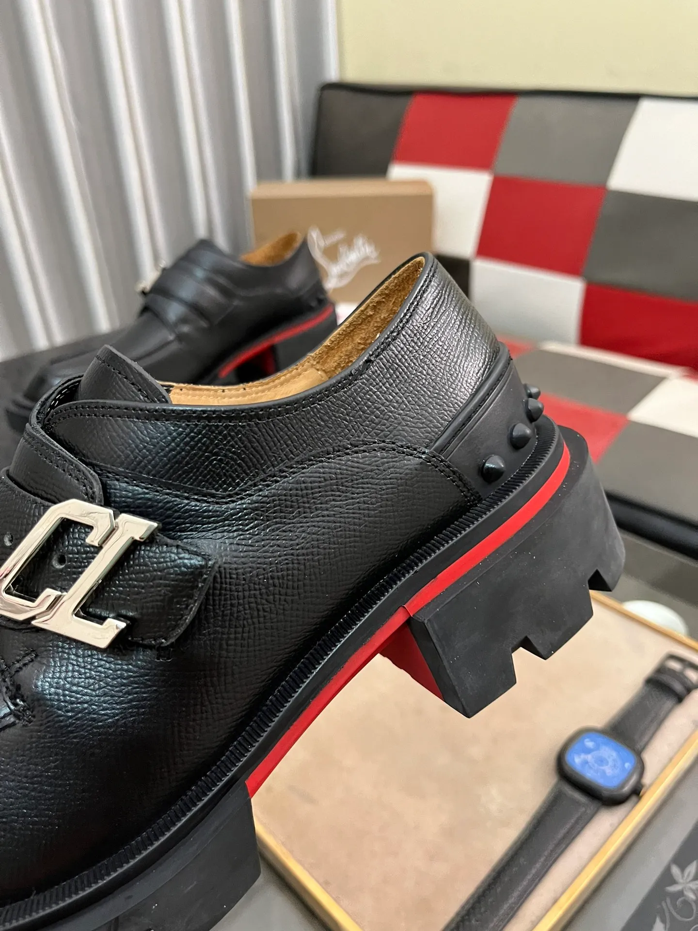Men's shoes 💰820⌚️⌚️CL New formal leather shoes Christia* Loubouti* red-soled shoes GREGGO men's Oxford shoes Made of imported cowhide/glossy patent leather/stitched contrasting high silk suede. Three-section toe design. Iconic red outsole, the ultimate personalized shoe. Original color cowhide lining. Original Italian leather outsole; fine workmanship brings you a luxurious experience. With its neat silhouette and straightforwardness, GREGGO men's Oxford shoes are Oxford shoes born for city roaming. The elegant lines and classic silhouette exude eternal charm. The black patent leather material is exquisite and eye-catching, adding a sense of luxury to the overall look. The slender toe design is full of elegance, and matched with closed shoelaces of the same color, the sophistication is invisible. The slim sole design provides the shoes with a light foot feel, elegant steps, and a refined and elegant look. Shows outstanding texture.  Standard leather shoe size: 38-44